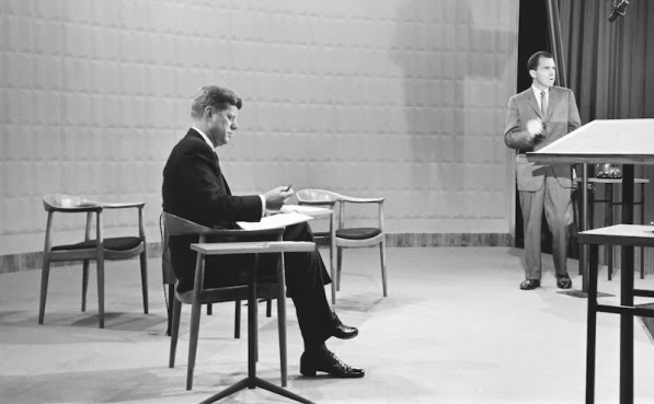 Imágenes del debate entre John Kennedy y Nixon. Keneddy sentado en la famosa  «The round chair» de Hans J. Wegner.