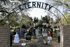 La entrada al cementerio del artista Cattelan en Palermo, "Eternity".