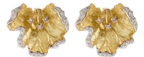 Pareja de pendientes con motivo floral en oro amarillo 18k "martelé" con diamantes.
Cierre de palillo y omega.