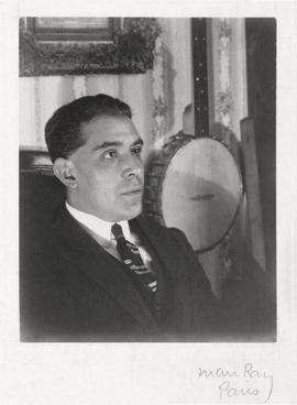 Juan Gris fotografiado por Man Ray.